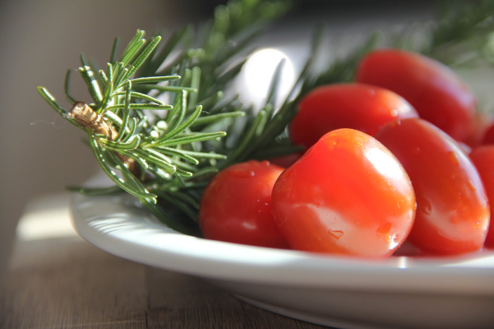 Rosemary and tomatoes O‘ahu Fresh